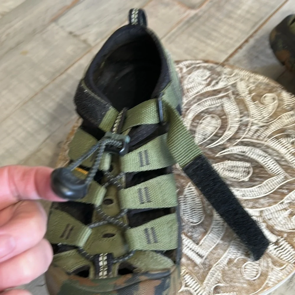 KEEN KIDS OLIVE GREEN CAMO SANDALS SIZE 3 (LITTLE BOYS )